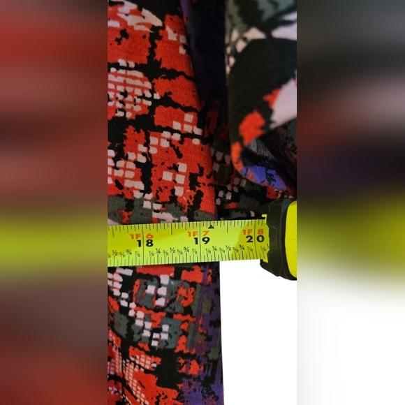 LuLaRoe - Red and Purple Short Sleeve Graphic Tunic Longer In The Back To Cover‍ - Picture 5 of 5